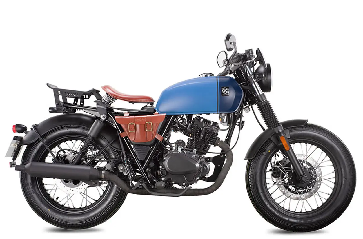 Moto modelo Rayburn 125​ de color naranja y azul