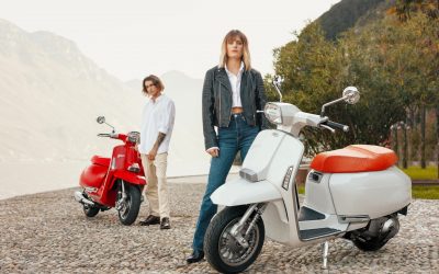 Pareja de hombre y mujer con motos en color blanco y rojo